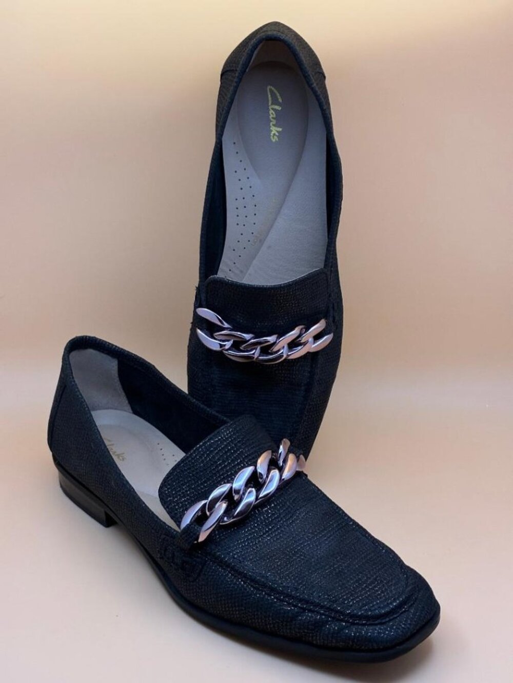 *EUC* Clark's Women's Black & Rose Gold Textured Loafers w/ Chains Sz 9